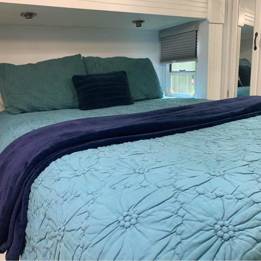Artesian Luxe Queen Comforter & Pillow Shams